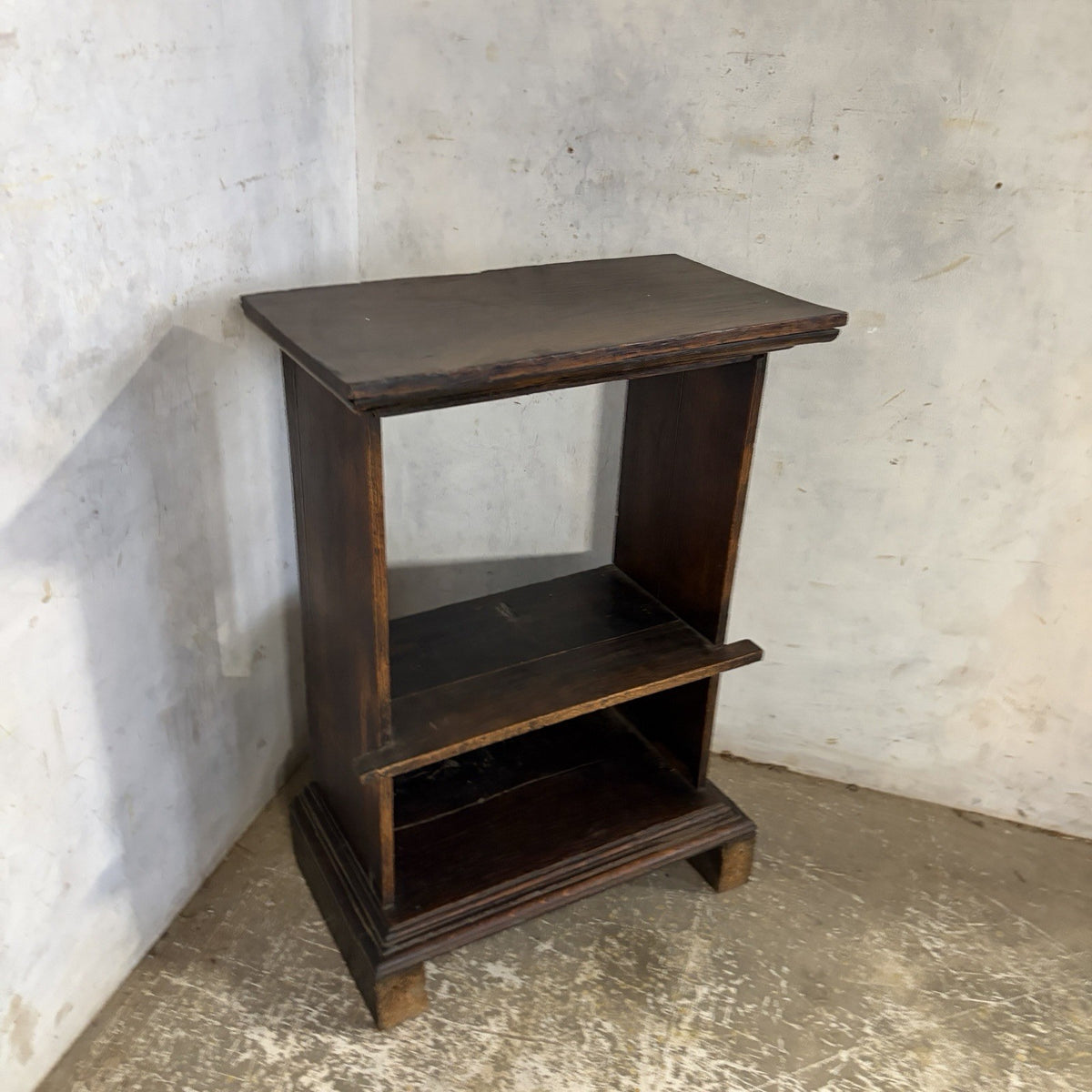 Arts & Crafts Style Oak Open Shelving Side Table – original photograph 2