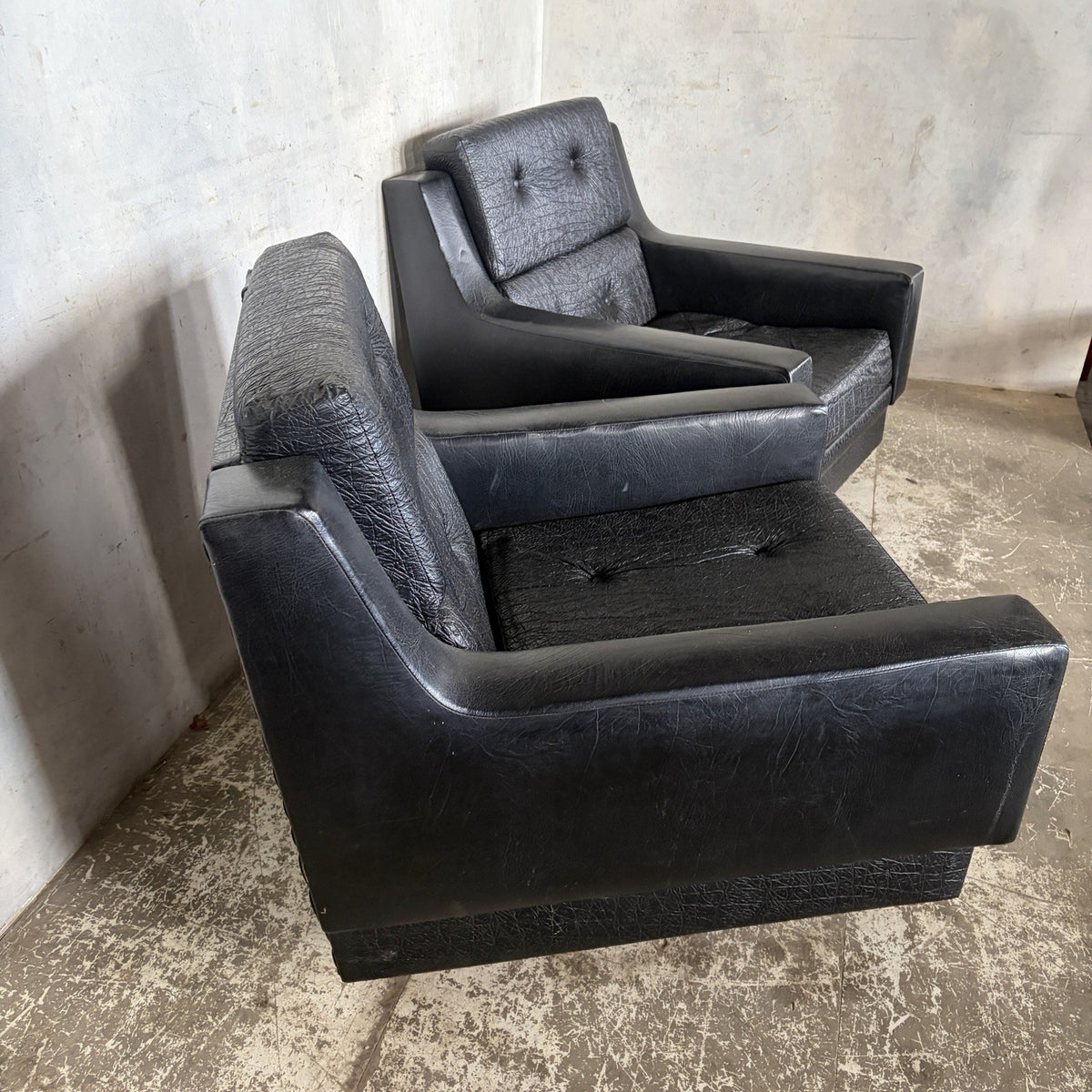 Pair of Art Deco Black Leather Club Armchairs – 1930s – original photograph 6
