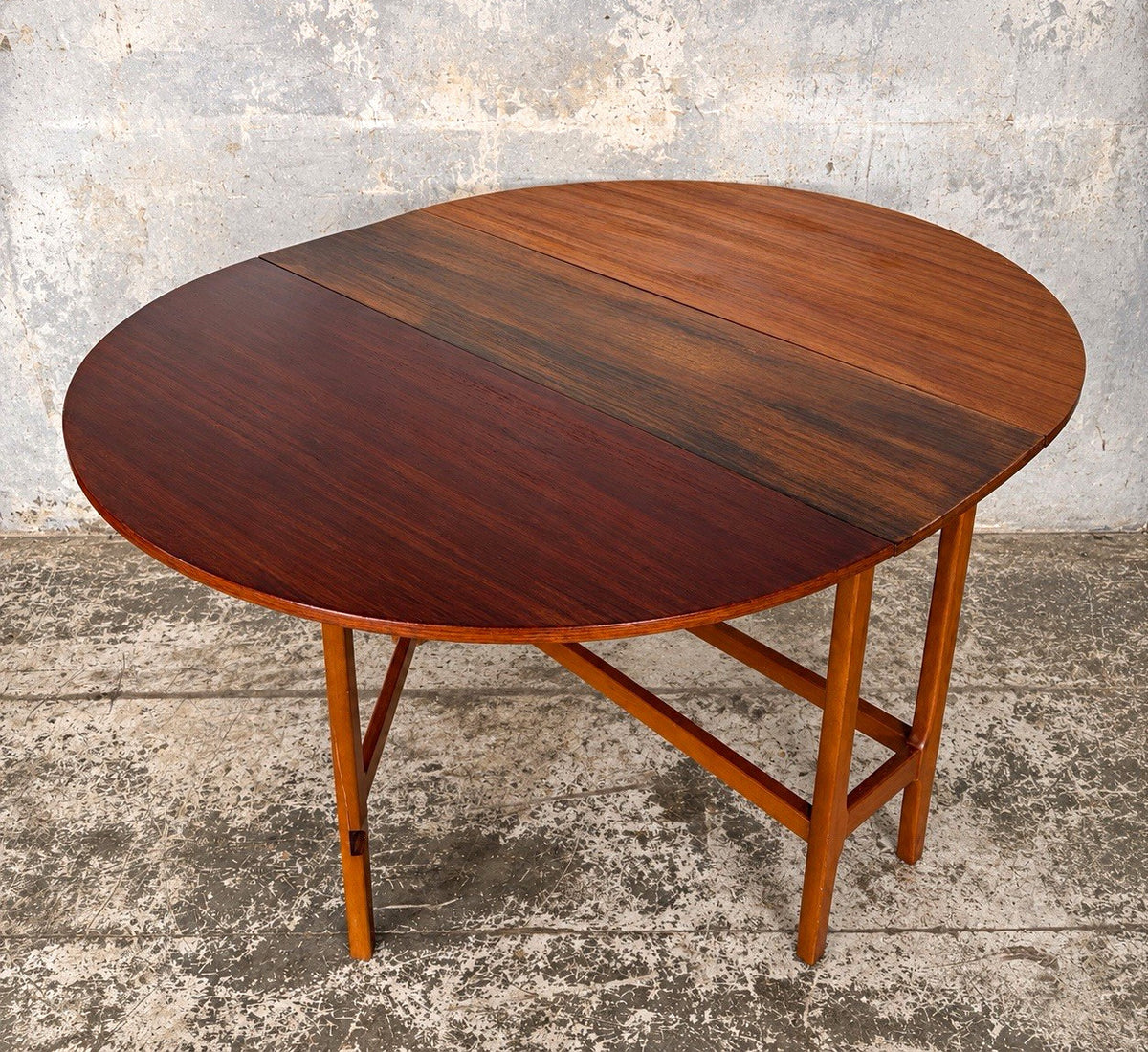 Mid Century Distressed Teak Oval Drop-Leaf Dining Table – 147 × 114 cm – view 1
