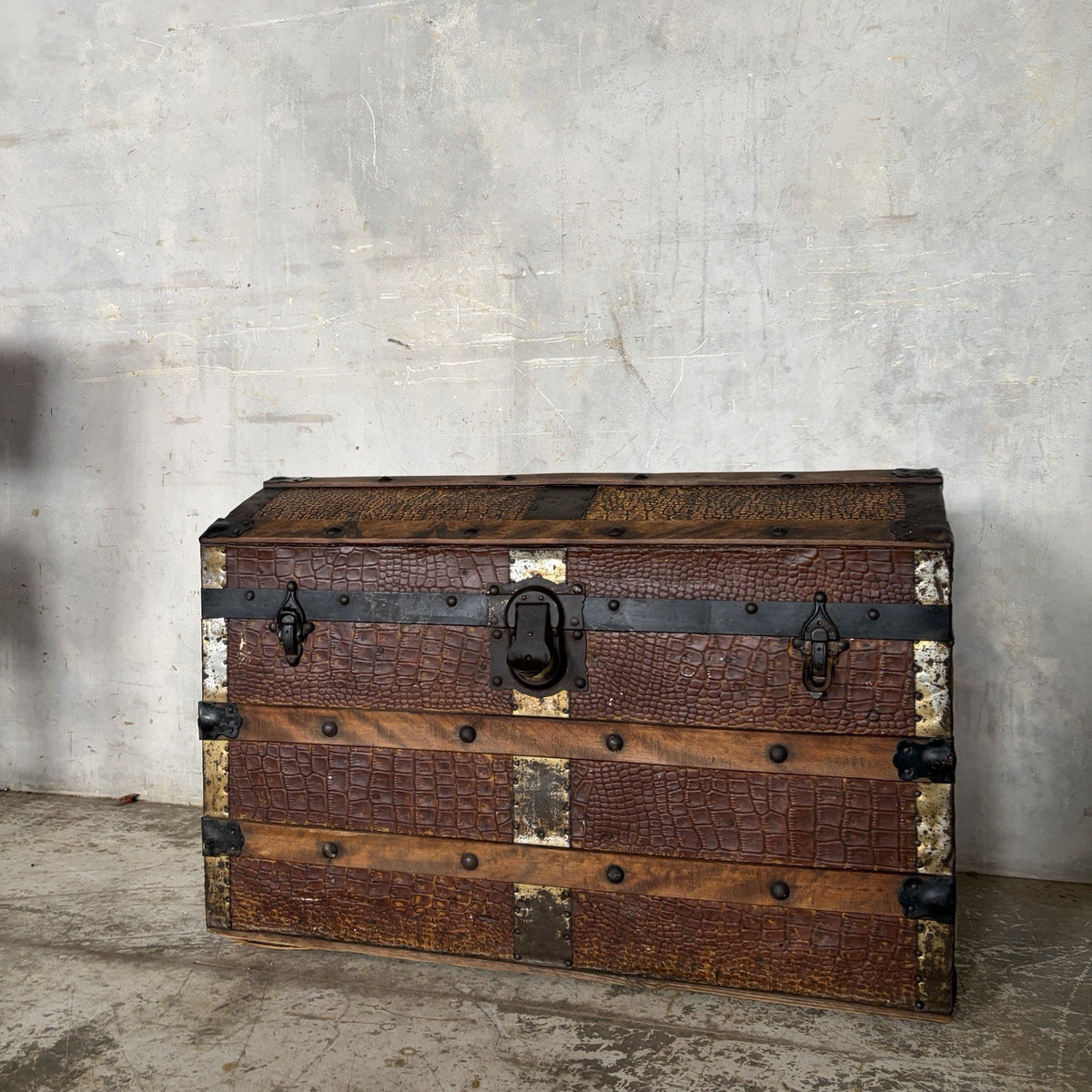 Vintage Crocodile-Effect Dome-Top Steamer Trunk – Storage Chest – view 2