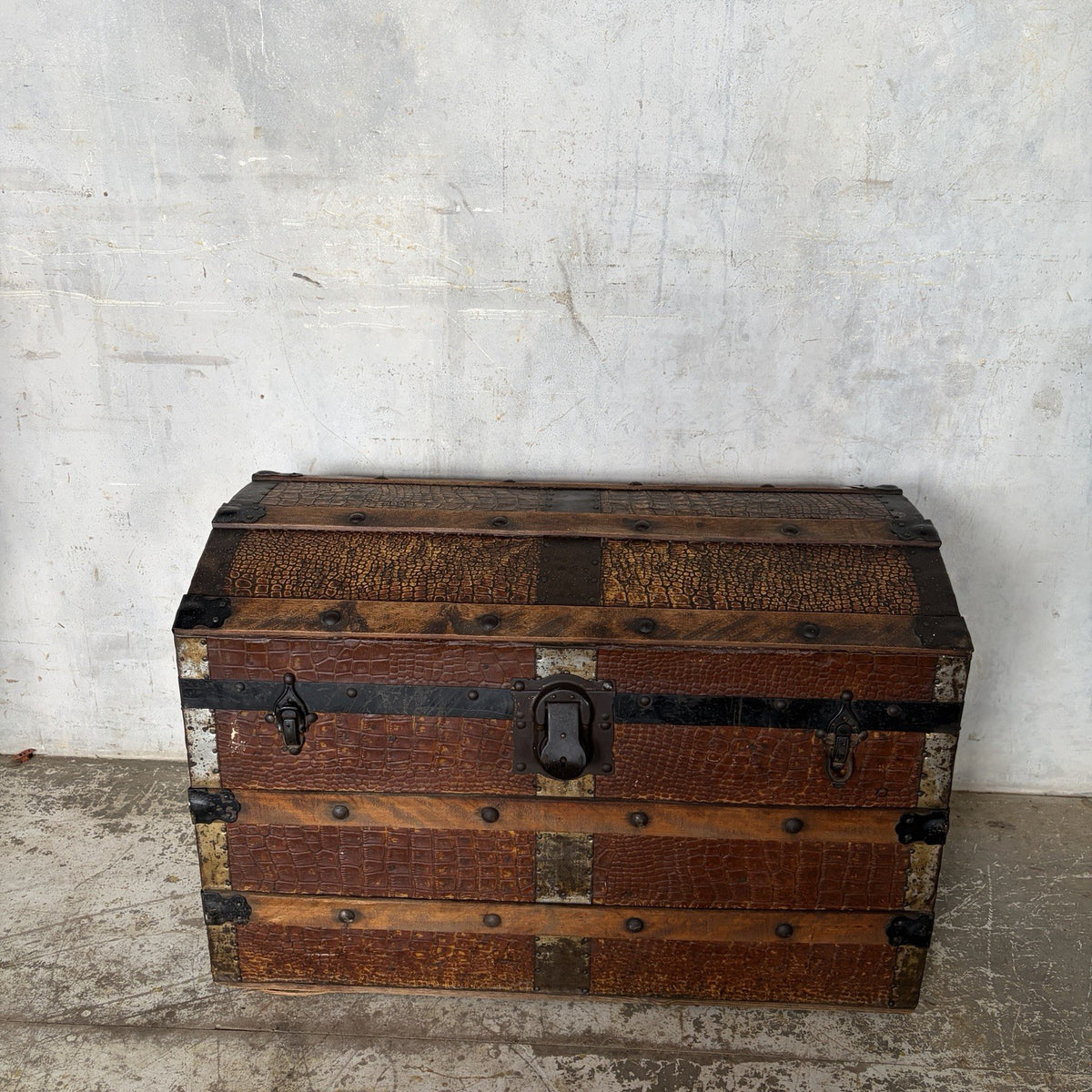 Vintage Crocodile-Effect Dome-Top Steamer Trunk – Storage Chest – view 7