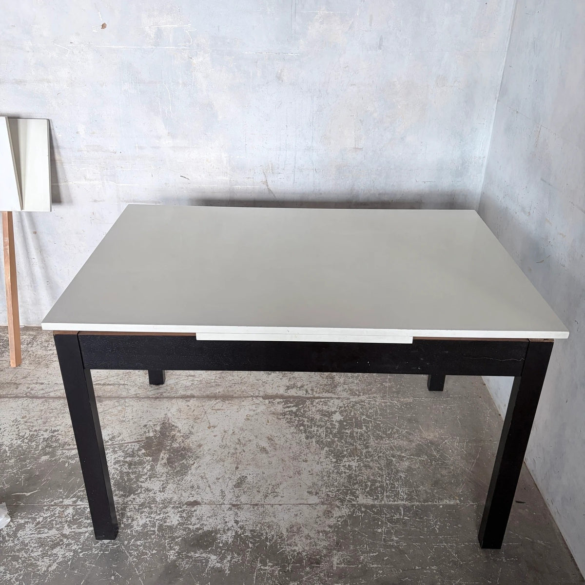 Mid Century White Formica Draw Leaf Extending Dining Table – original photograph 7