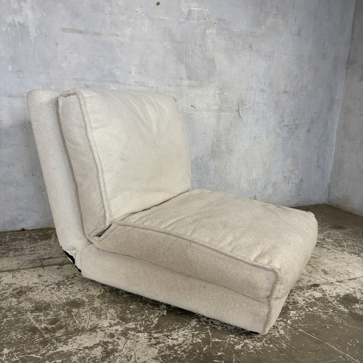 Space Age Style White Sherpa Convertible Lounge Chair & Daybed – original photograph 3