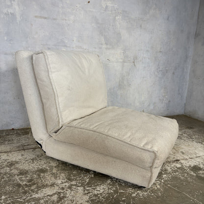 Space Age Style White Sherpa Convertible Lounge Chair & Daybed – original photograph 3