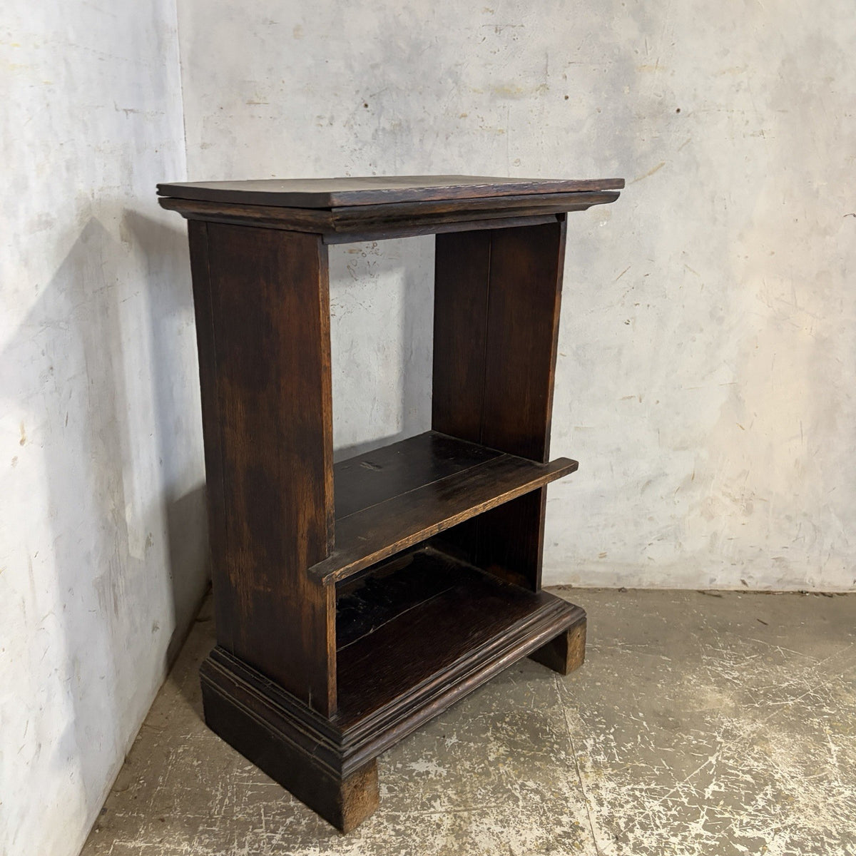 Arts & Crafts Style Oak Open Shelving Side Table – original photograph 4