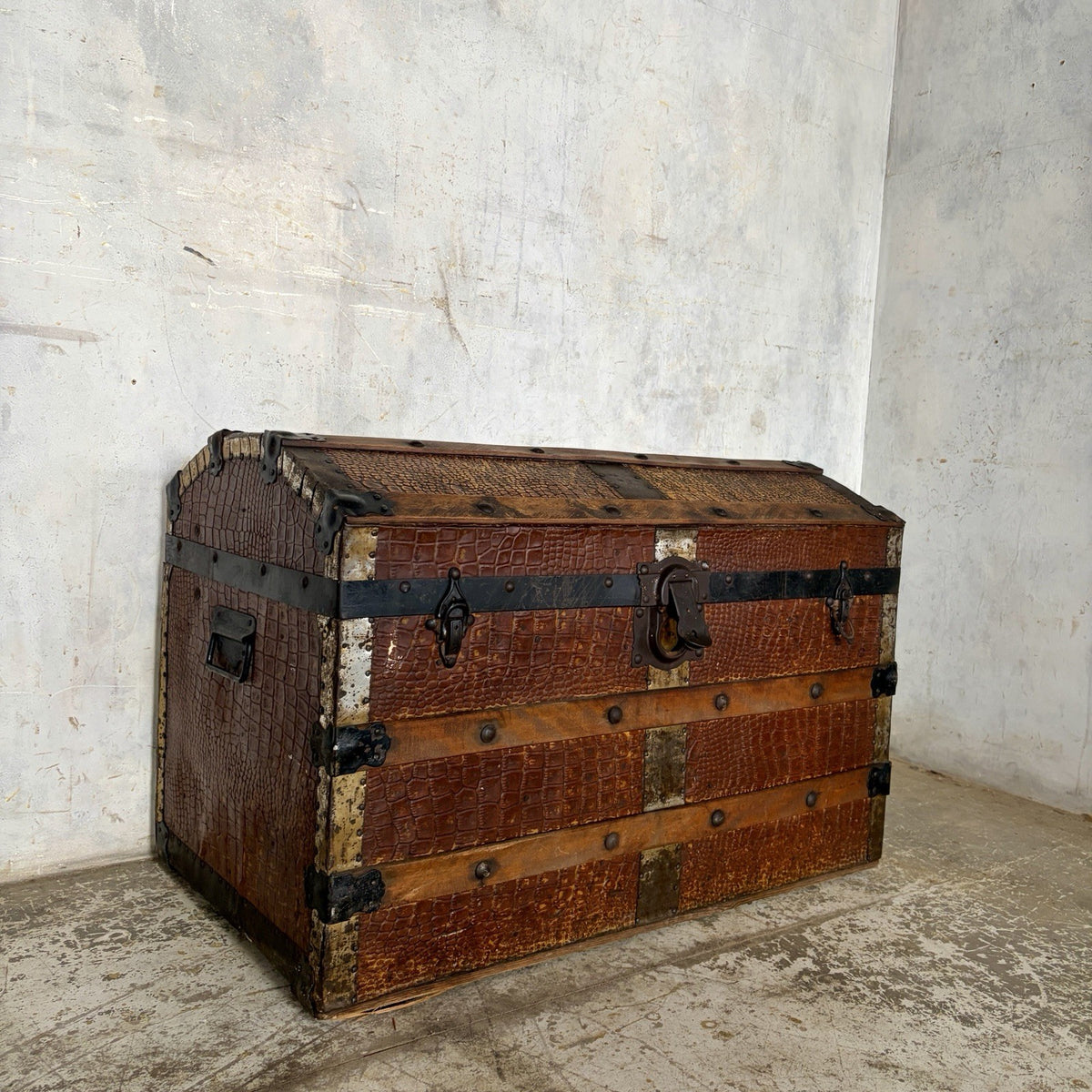 Vintage Crocodile-Effect Dome-Top Steamer Trunk – Storage Chest – view 6