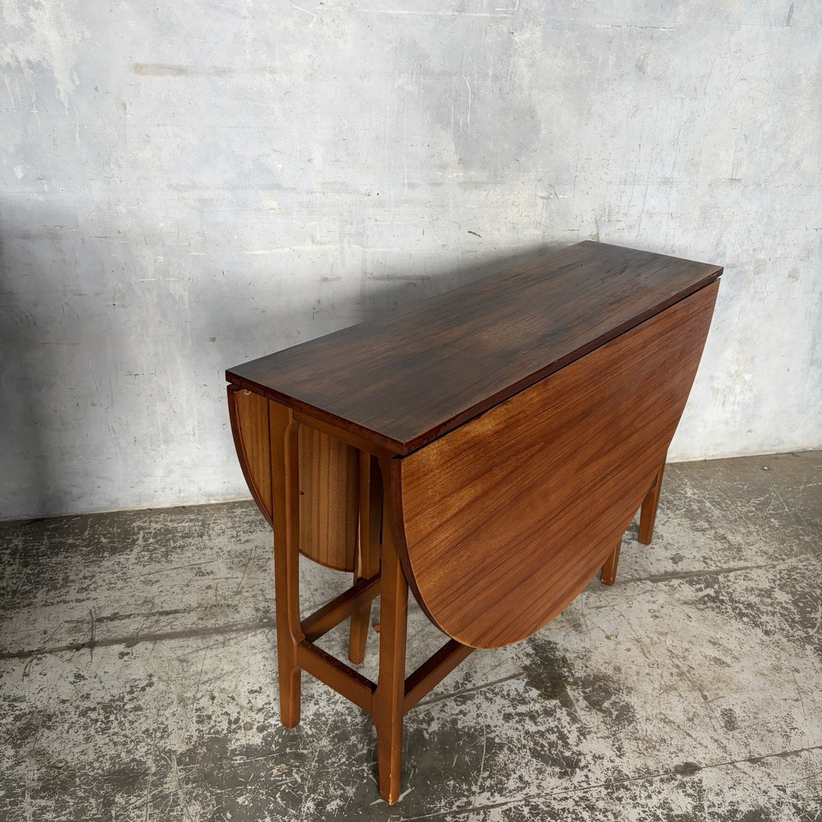 Mid Century Distressed Teak Oval Drop-Leaf Dining Table – 147 × 114 cm – view 4
