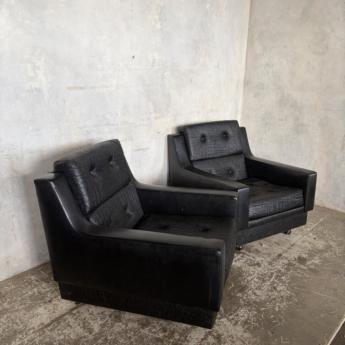 Pair of Art Deco Black Leather Club Armchairs – 1930s – original photograph 2