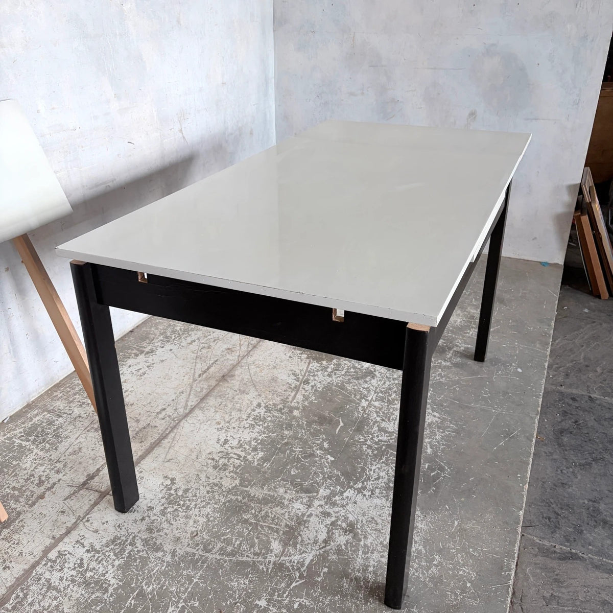 Mid Century White Formica Draw Leaf Extending Dining Table – original photograph 6