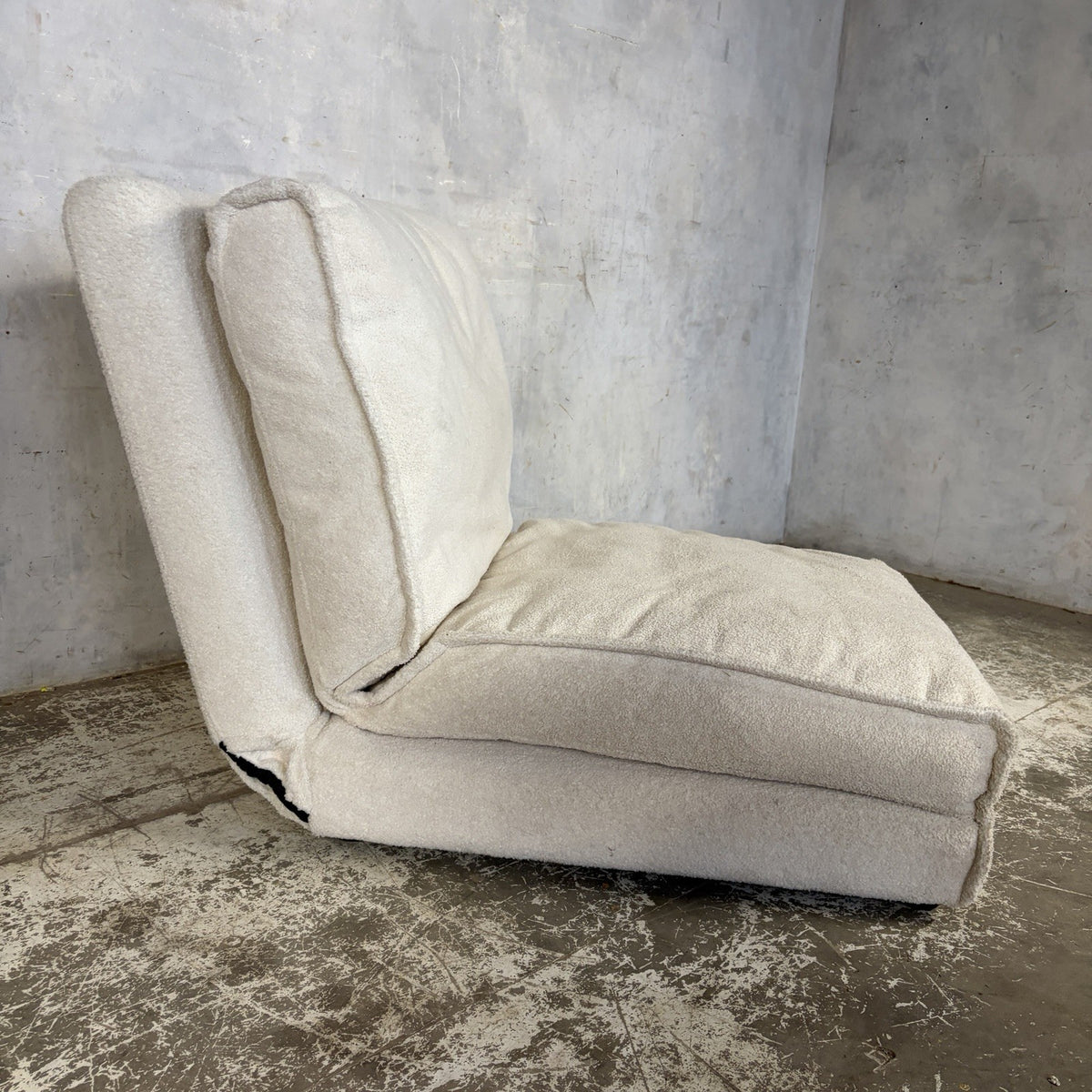 Space Age Style White Sherpa Convertible Lounge Chair & Daybed – original photograph 4