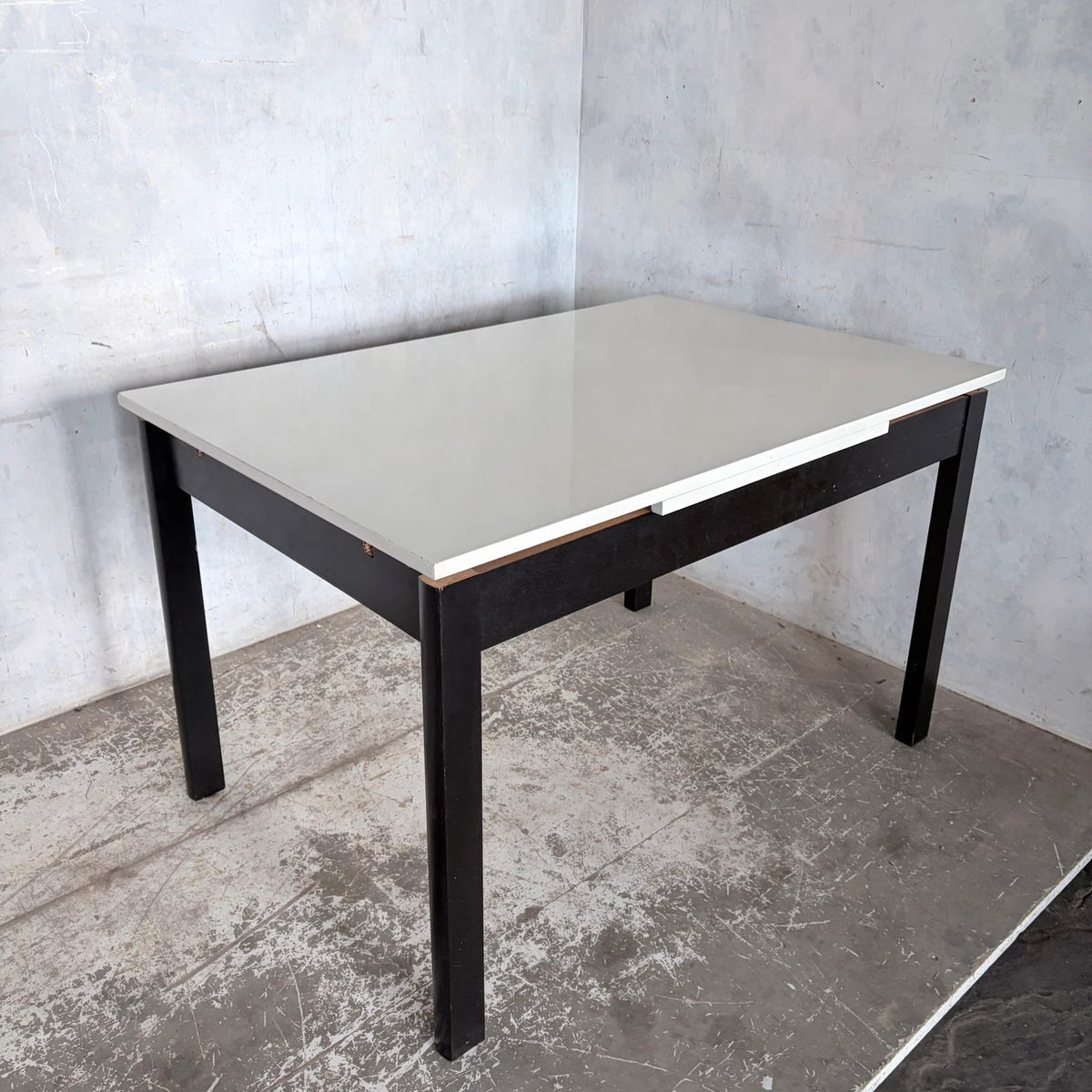 Mid Century White Formica Draw Leaf Extending Dining Table – original photograph 8