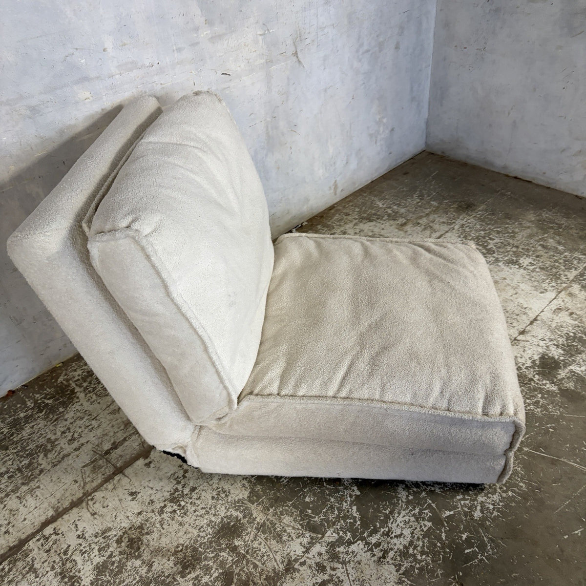 Space Age Style White Sherpa Convertible Lounge Chair & Daybed – original photograph 6